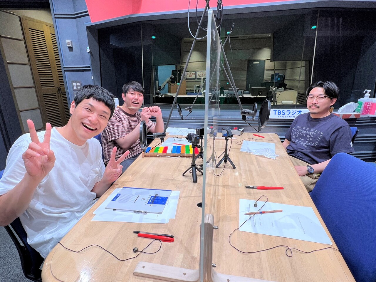 ゲスト出演するもう中学生（左手前）と、笑顔のオズワルド畠中（左奥）、無表情のオズワルド伊藤（右）。