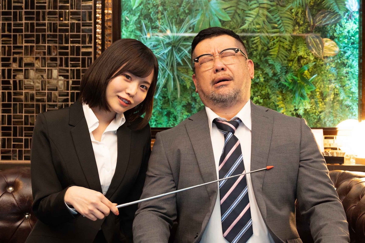 左から本郷愛、ケンドーコバヤシ。