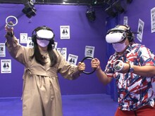 「VRガーデン大阪 powered by TYFFONIUM」のアトラクションを体験する（左から）河邑ミク、安田大サーカス・クロちゃん。