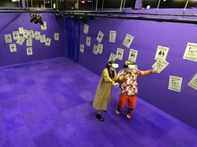 「VRガーデン大阪 powered by TYFFONIUM」のアトラクションを体験する（左から）河邑ミク、安田大サーカス・クロちゃん。