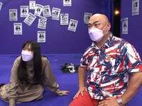 「VRガーデン大阪 powered by TYFFONIUM」のアトラクションを体験する（左から）河邑ミク、安田大サーカス・クロちゃん。