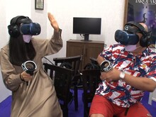 「VRガーデン大阪 powered by TYFFONIUM」のアトラクションを体験する（左から）河邑ミク、安田大サーカス・クロちゃん。