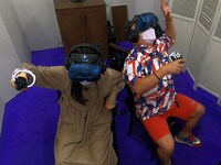 「VRガーデン大阪 powered by TYFFONIUM」のアトラクションを体験する（左から）河邑ミク、安田大サーカス・クロちゃん。