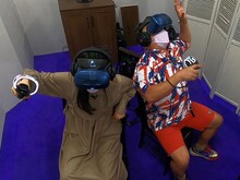 「VRガーデン大阪 powered by TYFFONIUM」のアトラクションを体験する（左から）河邑ミク、安田大サーカス・クロちゃん。