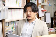 「元彼の遺言状」で編集者役を演じるアルコ＆ピース平子。(c)フジテレビ