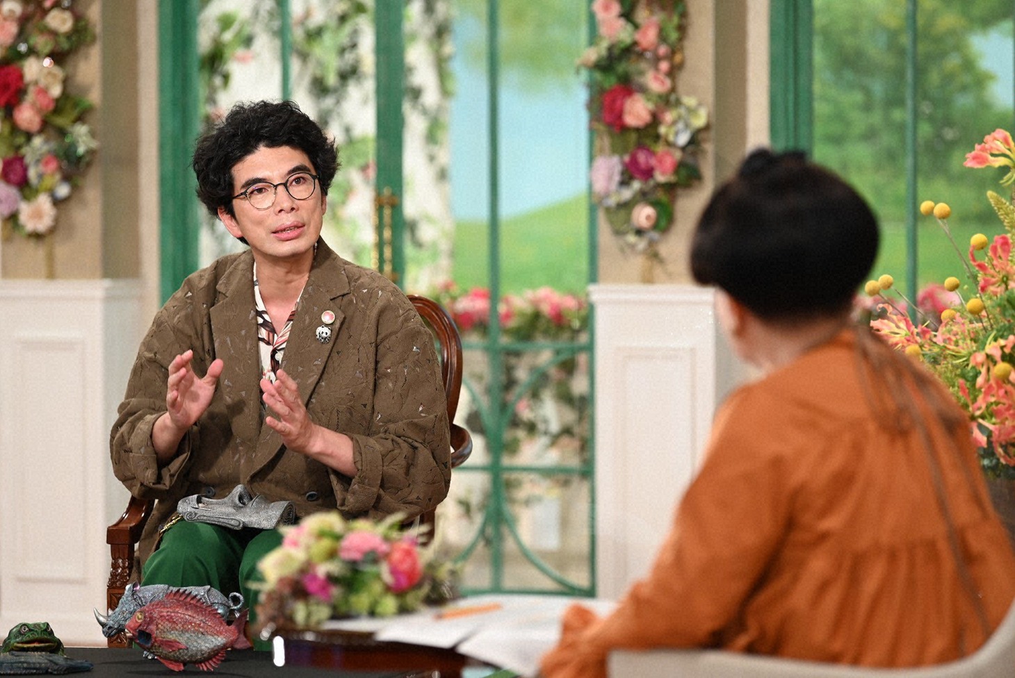 「徹子の部屋」に出演する片桐仁（左）。(c)テレビ朝日