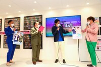 撮影を振り返るミルクボーイとマユリカ。