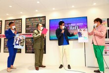 撮影を振り返るミルクボーイとマユリカ。