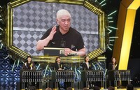 松本人志と、（手前左から）ハリセンボンはるか、Aマッソ加納、蛙亭イワクラ、3時のヒロイン福田。(c)フジテレビ