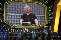 松本人志と、（手前左から）王林、渋谷凪咲、神田愛花、滝沢カレン。(c)フジテレビ