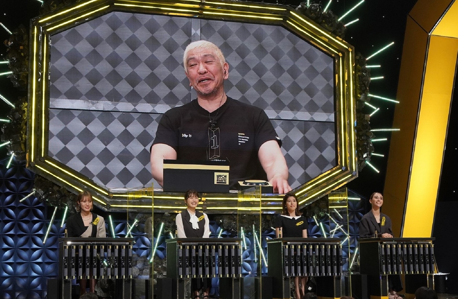 松本人志と、（手前左から）王林、渋谷凪咲、神田愛花、滝沢カレン。(c)フジテレビ