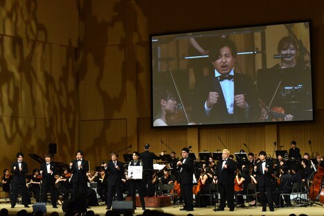 「カノン」のオーケストラ生演奏をBGMに「悲しいとき」ネタを披露する芸人たち。