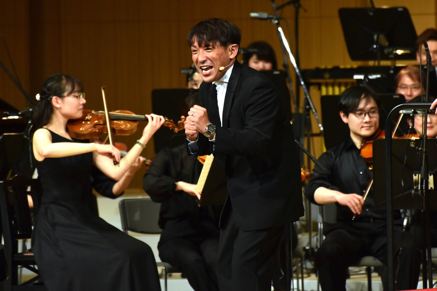 「悲しいとき」ネタを披露するアルコ＆ピース酒井。