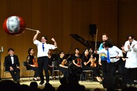 イベントを途中退席したマヂカルラブリーの代わりに松崎克俊とモダンタイムスが乱入したワンシーン。