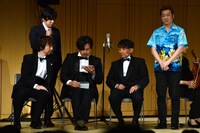 アルコ＆ピース平子がイベント中、格闘技の生配信をスマホでチェックするワンシーン。