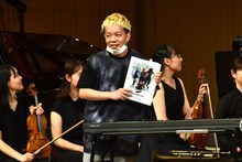 「シャドウエッグ」のクリアファイルを紹介する、こまつ。