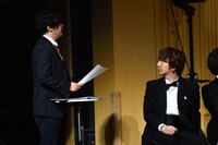 「シャドウエッグ」について説明する田口尚平アナ（左）と、田口アナを見つめる三四郎・相田。