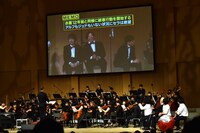 「シャドウエッグ」の説明を聞いて楽しそうにする、アルコ＆ピース平子。