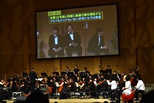 「シャドウエッグ」の説明を聞いて楽しそうにする、アルコ＆ピース平子。