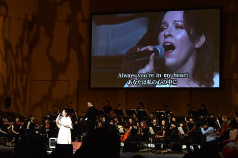 謎の女性ボーカリストが「シャドウエッグ」の楽曲を圧倒的な歌唱力で歌い上げるワンシーン。