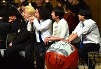 ですよ。のネタを見守る（左から）東京ダイナマイト・ハチミツ二郎、松崎克俊、モダンタイムス。