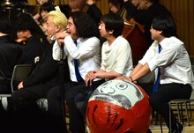 ですよ。のネタを見守る（左から）東京ダイナマイト・ハチミツ二郎、松崎克俊、モダンタイムス。