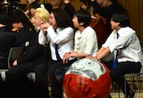 ですよ。のネタを見守る(左から)東京ダイナマイト・ハチミツ二郎、松崎克俊、モダンタイムス。