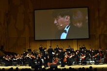 アルコ＆ピースによる漫才のワンシーン。