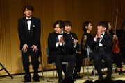 夜公演に登場した三四郎・小宮（左端）。