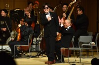 トム・クルーズに扮するラブレターズ溜口。