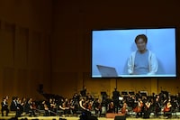 ひろゆきなどに扮して中継で登場したガリベンズ矢野。