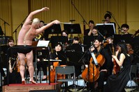 ハリウッドザコシショウによる「誇張しすぎた指揮者」のワンシーン。