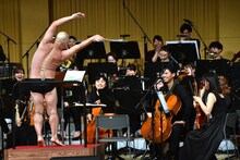 ハリウッドザコシショウによる「誇張しすぎた指揮者」のワンシーン。