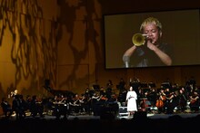 「シャドウエッグ」メドレーのラスト1曲でトランペットを吹く、こまつ。