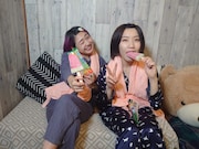 左からカップルノテイそら、座る。