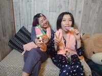 左からカップルノテイそら、座る。