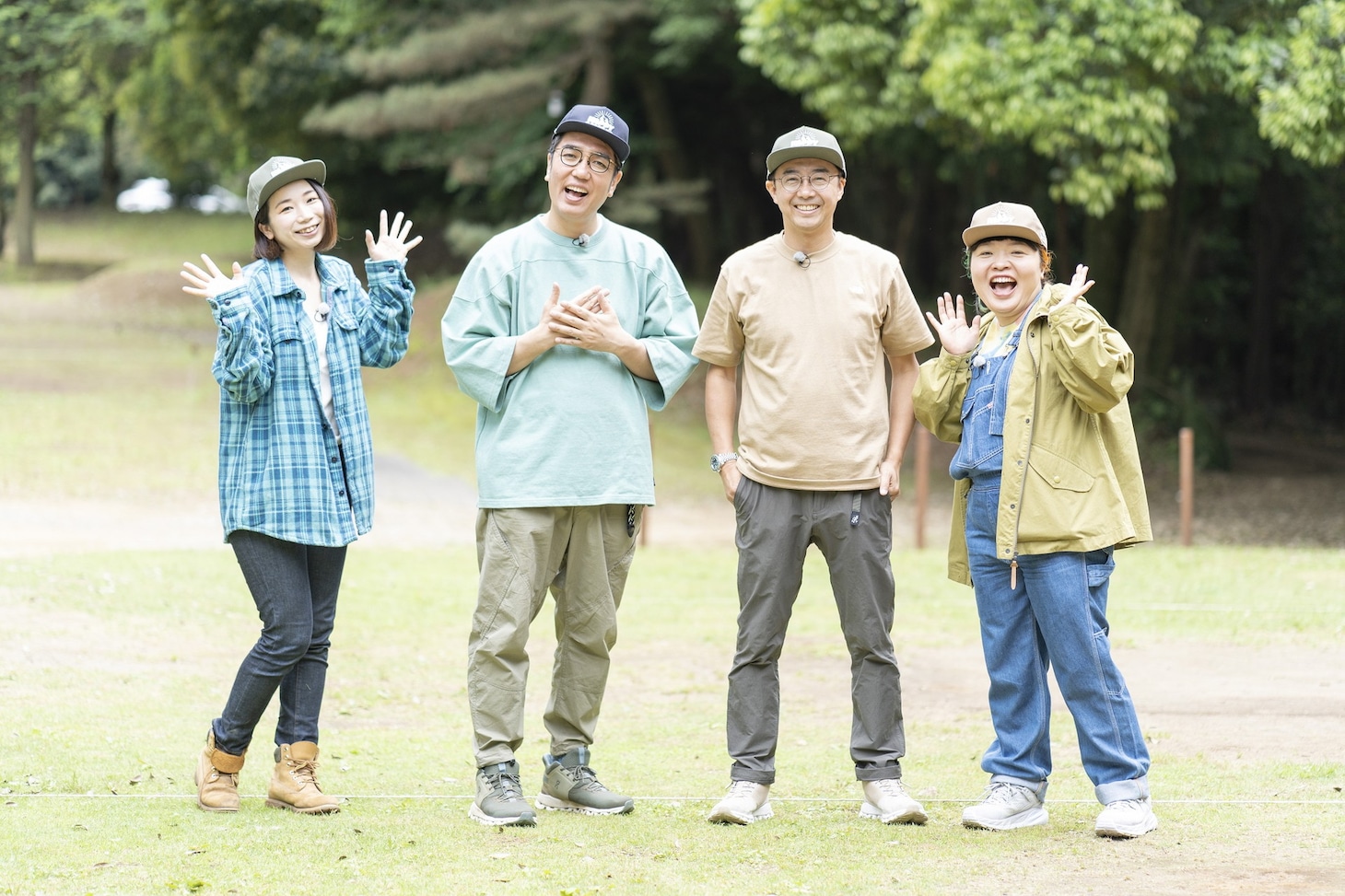 左からマイキャン、おぎやはぎ、おかずクラブ・オカリナ。