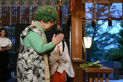 祈祷をする“雷神”こと高木ブー。