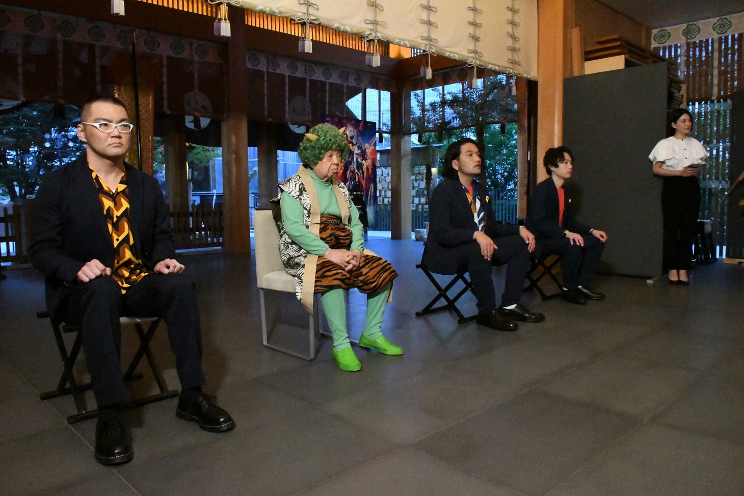 祈祷をする（左から）三宅健太、高木ブー、見取り図。