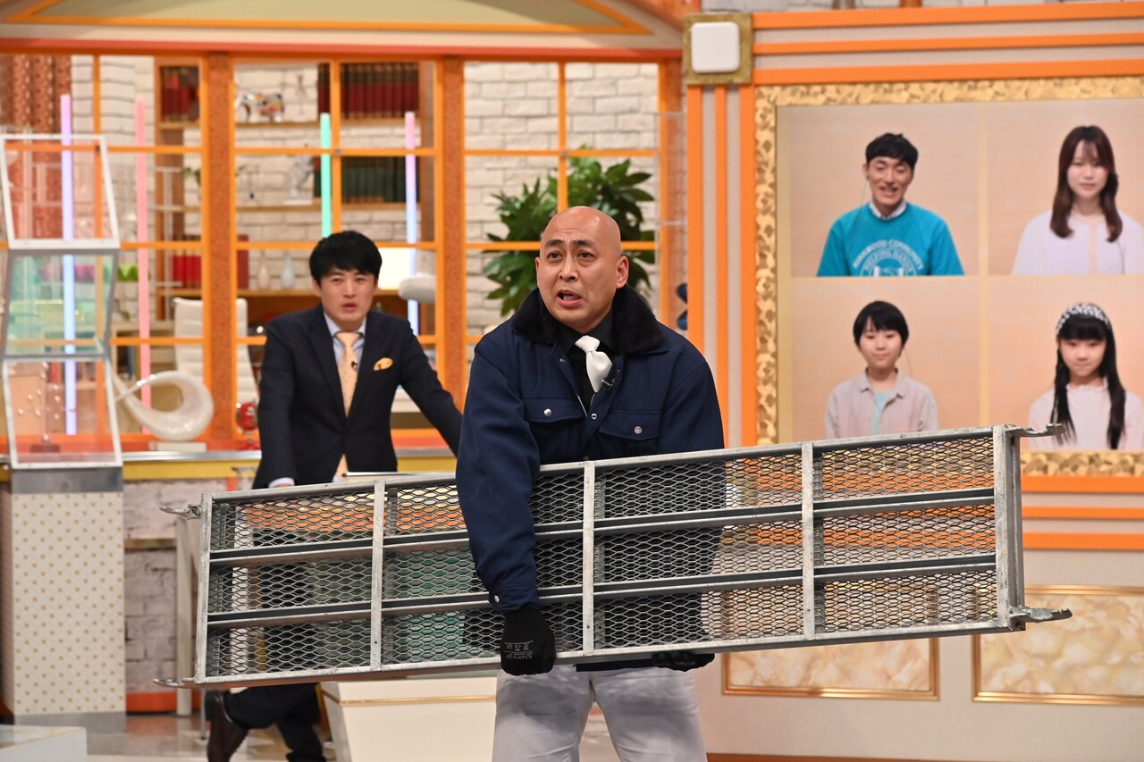 20kgの足場部材運びに挑戦する錦鯉・長谷川（中央）。(c)テレビ朝日