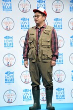 「釣りバカ日誌」のハマちゃん風に仕立てられたミキ昴生。「よりダサく見えるから」とスタイリストに言われ、シャツのボタンを1つ開けている。