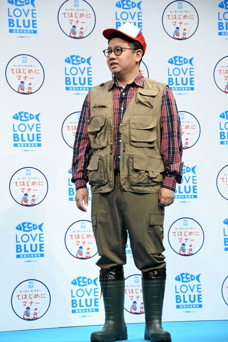 「釣りバカ日誌」のハマちゃん風に仕立てられたミキ昴生。「よりダサく見えるから」とスタイリストに言われ、シャツのボタンを1つ開けている。