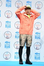 普段からこの格好で釣りをしているというミキ亜生。