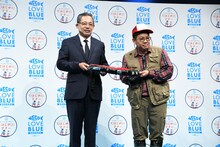 名前入りのライフジャケットを贈呈される釣りマナー向上サポート大使のミキ昴生。