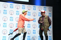 ライフジャケットの付け方をまるでわかっていないというボケを見せるミキ昴生（右）。