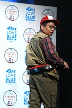 名前入りのライフジャケットを身につけるミキ昴生。