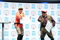 不正解にしてやるという雰囲気で、正解の判定を出すミキ昴生（右）。