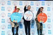 日本釣用品工業会の会長・大村一仁氏（中央）もミキと一緒に釣りポーズ。