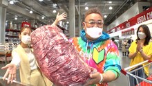 「ウワサのお客さま」で初めてコストコを訪れるサンドウィッチマン伊達。左は近藤千尋。(c)フジテレビ