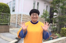 「なんでそう建てた？」と題した番組で「最強の防災ハウス」を訪れるハリセンボン春菜。(c)BS朝日